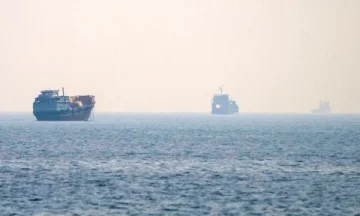 Almeno quattro petroliere e gas tornano allo Stretto di Hormuz