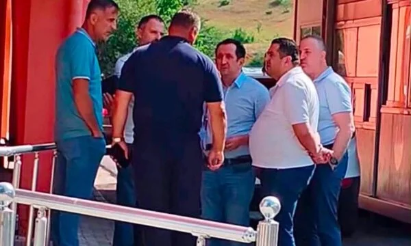 “V LEN bestätigt drei ihrer Beamten, die von albanischen Grenzbehörden in Qafe Thane eingestellt wurden