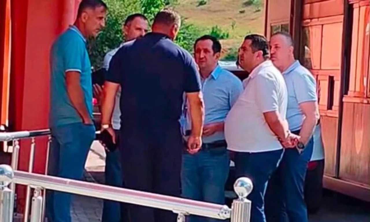  Dyshime se u përfshin në protesta   VLEN konfirmon se tre zyrtarët e tyre janë ndalë në Qafë Thanë nga autoritetet kufitare të Shqipërisë