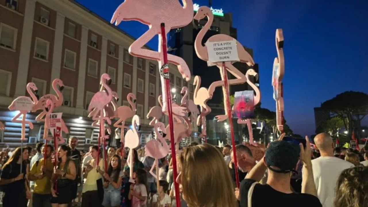 Dita e 39 të  protestuesit nisin marshimin në rrugët e Tiranës