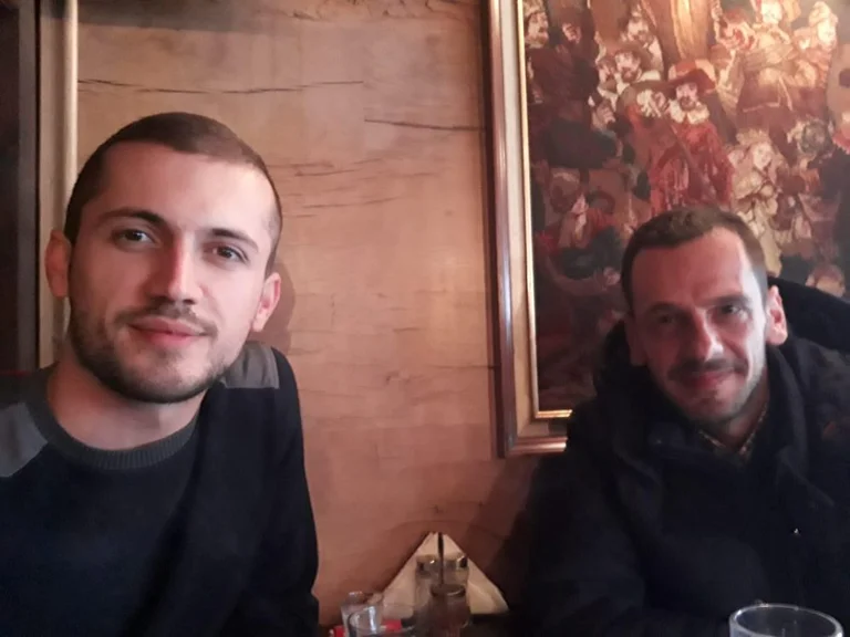 Azemi i LVV-së në protestë, Balla: Është mik i Mujecit, janë kundër Edi Ramës se i arrestuam me 11 mijë doza drogë