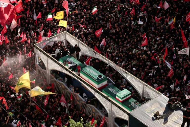L'Iran enterre Ali Khamenei après des cérémonies de mortier