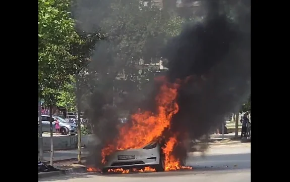 An der B Street in Pristina ist ein Auto am Tatort verbrannt.