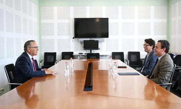 Për takimin Kurti-Hamza njofton Zyra e Kryeministrit, dërgojnë edhe fotografi, kreu i PDK shkoi vetëm