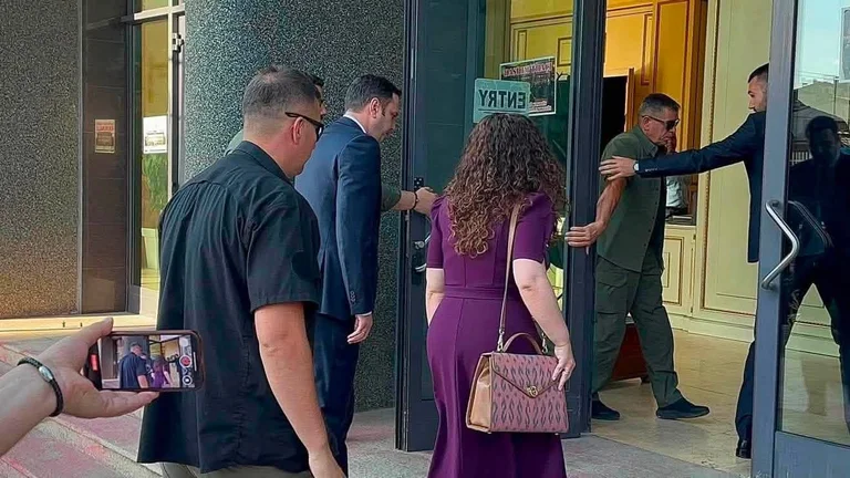 Abdixhiku, i shoqëruar nga Osmani, mbërrin në Kuvend për takimin me Kurtin