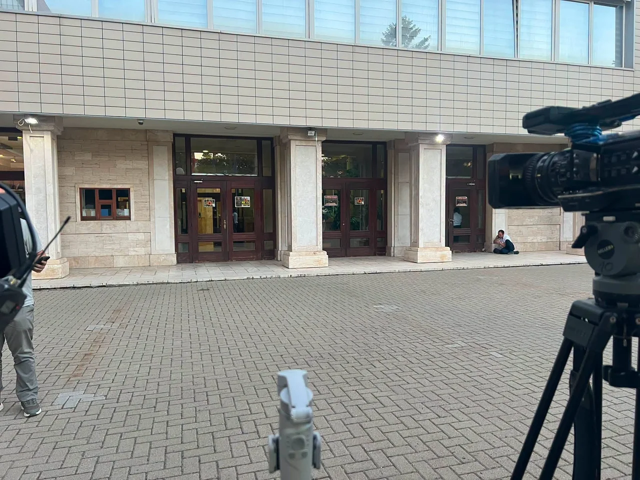 Dy orë nga fillimi  vazhdon ende takimi Kurti Abdixhiku