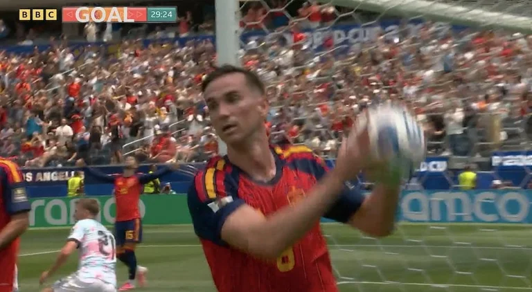 Spain scores to Belgium, Ruiz sends ball to net