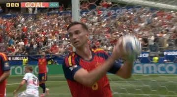 Spain scores to Belgium, Ruiz sends ball to net