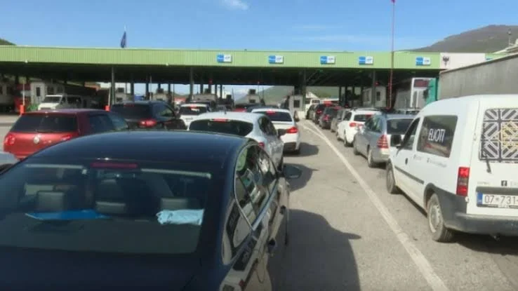 Grandi Fluk a Morina, migliaia di cittadini del Kosovo verso la costa albanese - appena oggi oltre 12.000 persone sono entrate al confine