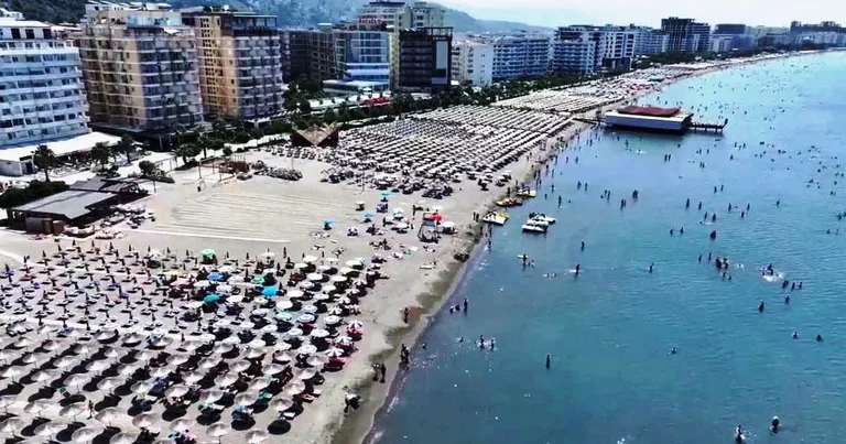 Lezha municipality publishes Shezllone prices and seeks denouncing abuses on beaches