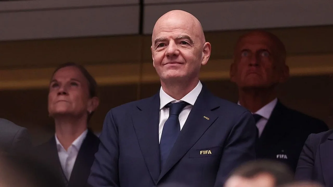  FIFA kaloi vijën e kuqe    shpërthen revolta ndaj Infantinos pas vendimit për kartonin e Balogun