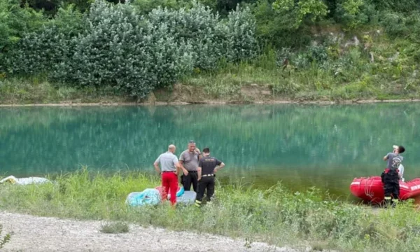 La tragedia en Italia '%s' fue al río para salvar a su hijo, muere 38 años después de que fue tomado del flujo del río