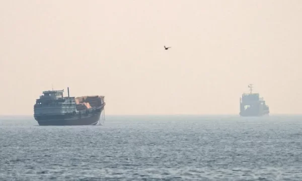 Gli Stati Uniti lanciano nuovi attacchi mentre l'Iran chiude Hormuz Strait