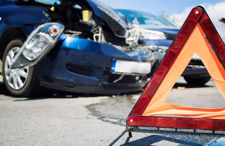 Individual en Istog: El coche golpea el polo eléctrico, un hombre herido