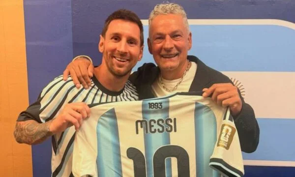 Two legendary numbers, Messy gives his fan to Baggio after his match with Switzerland.
