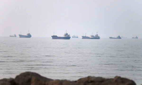 US insists Hormuz Strait is open while exchanging attacks with Iran