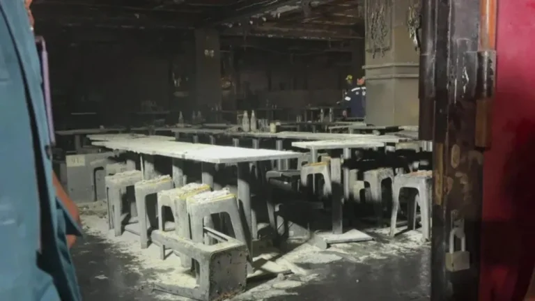 Al menos 27 muertes por un incendio en una discoteca en Tailandia, decenas de heridos