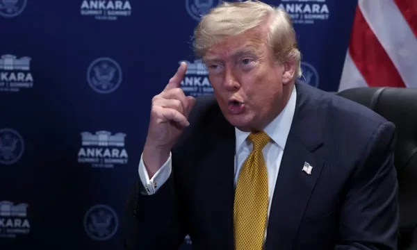 Trump menace de prendre le contrôle du détroit d'Hormuz alors que de nouvelles attaques secouent le Golfe