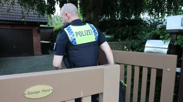 Der Hund beißt ein drei Jahre altes Kind ins Gesicht, wird ins Krankenhaus geeilt