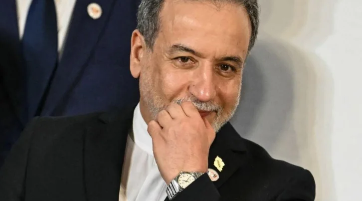 Le meilleur diplomate iranien se moque de la nouvelle taxe Trump à Hormuz : Il a absolument raison.