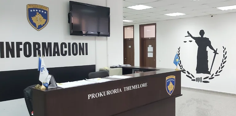 945 euro in borse, oltre $9,000 a casa ... un'accusa di narcotici in Gjakova