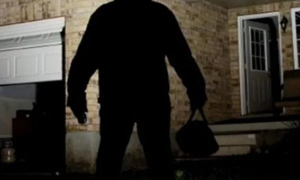 27-year-old Switzerland wipes out 94 thousand francs from the suitcase at their parents' home in Pec