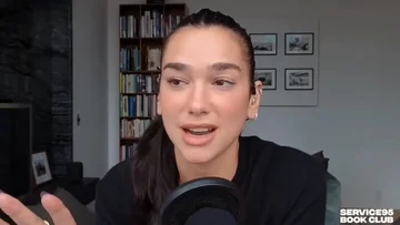 Dua Lipa flet për “Revolucionin e Flamingove” në Shqipëri