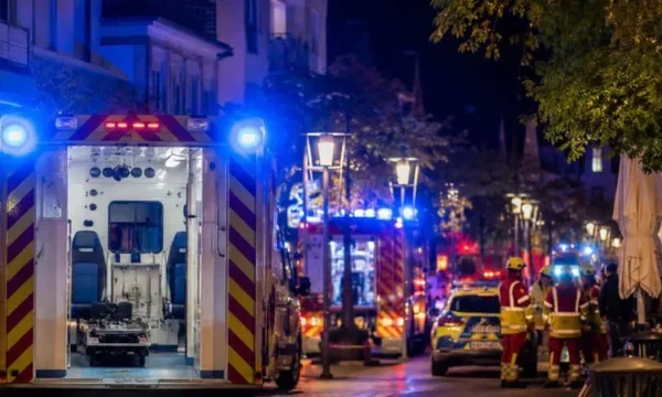 Tragédie en Allemagne: L'homme tue la femme avec un couteau au milieu de la ville