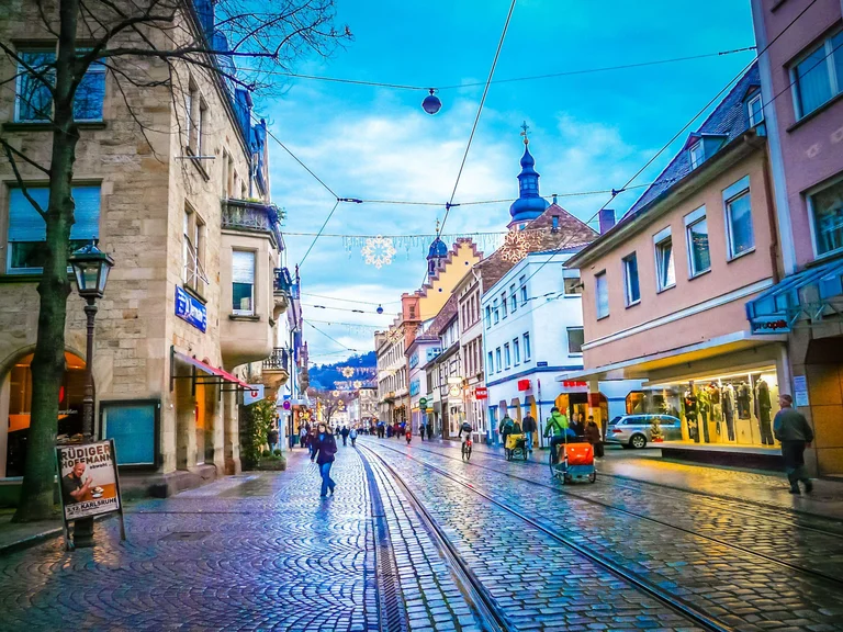 Il biglietto Pristina collega Karlsruhe/Baden-Baden con Pristina