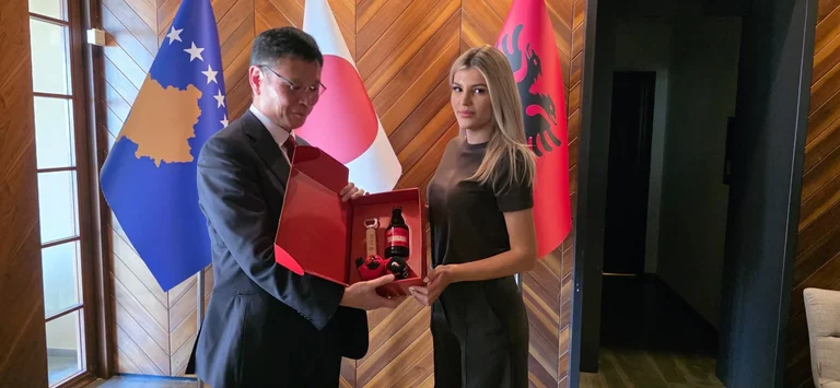L'ambasciatore del Giappone visita il Gruppo Devolli, riconosce gli investimenti industriali e le sfide dell'industria del latte in Kosovo