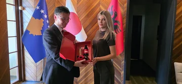 L'ambassadeur du Japon visite le groupe Devolli, reconnaît les investissements industriels et les défis de l'industrie laitière au Kosovo