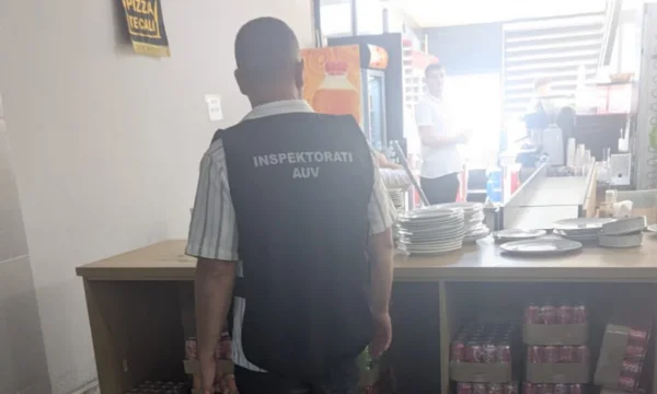 Il caso a Han, Elez, AUV ispeziona l'area locale dove decine di persone presuntamente sono state avvelenate, prendere campioni da prodotti