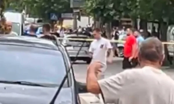 Una donna è caduta dal suo appartamento nel centro di Podujevo