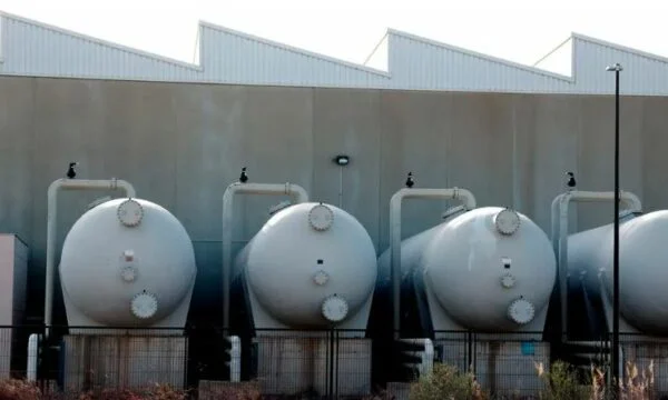 El ataque iraní daña una estación de petróleo y suministro de agua en Kuwait