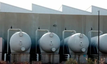 L'attaque iranienne endommage une station pétrolière et l'approvisionnement en eau au Koweït