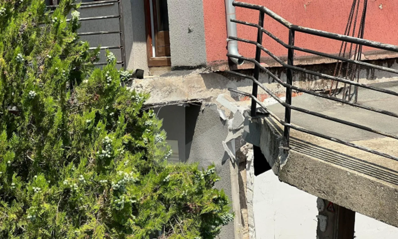 Shembet një shtëpi në rrugën  A   Policia dhe Prokuroria nisin hetimet