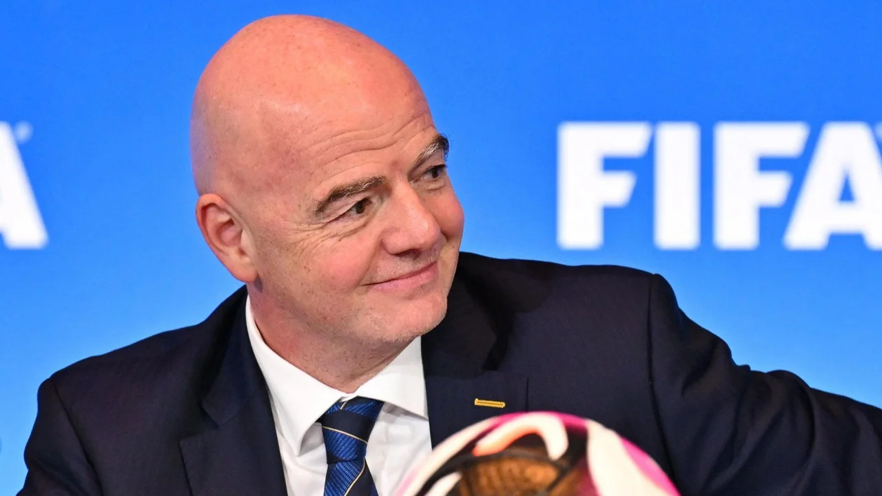 Skandali Balogun nuk e lëkund  Infantino drejt mandatit të katërt  mbi 200 federata i japin mbështetjen
