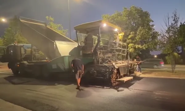 È in corso, Rama separa le immagini dalla strada asfaltata éfrem Dzitiaı a Pristina