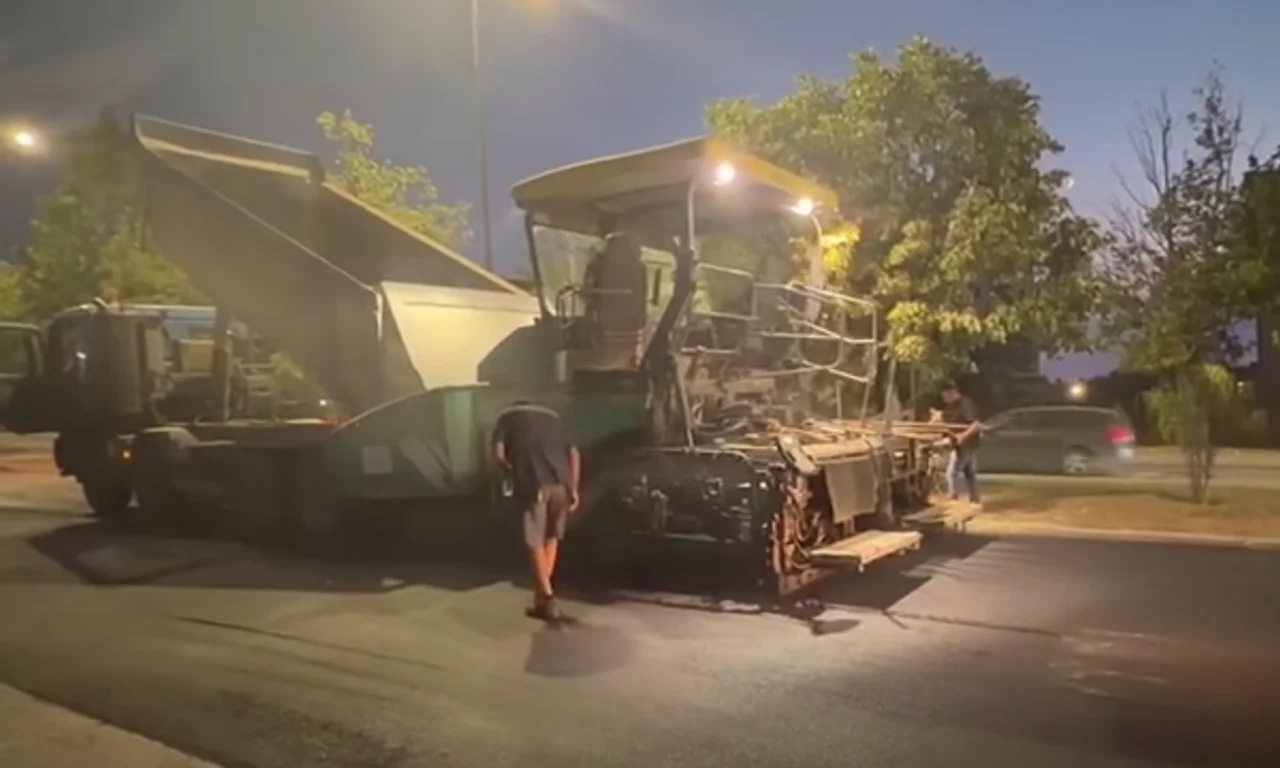   Po kryhet    Rama ndan pamje nga asfaltimi i rrugës   Afrim Zhitia   në Prishtinë