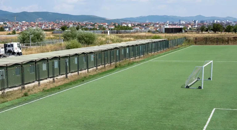 La KFOR termine par placer 67 conteneurs dans des terrains de football de Brnica