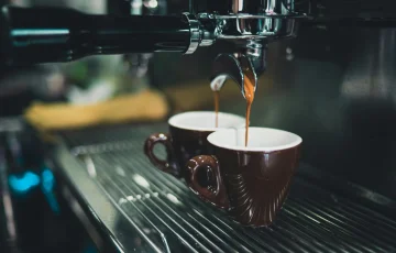 Çka i ndodh trupit kur kafeja konsumohet në stomak bosh?