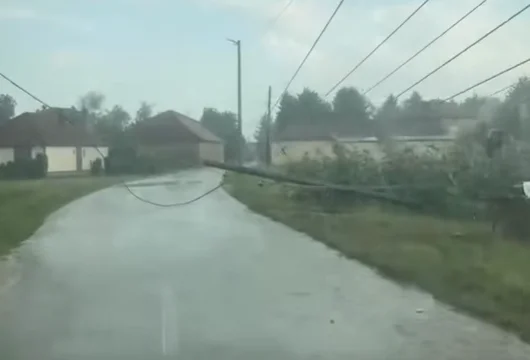 Le temps change bientôt en Istog, la pluie et le vent brisent les chênes et un poteau électrique