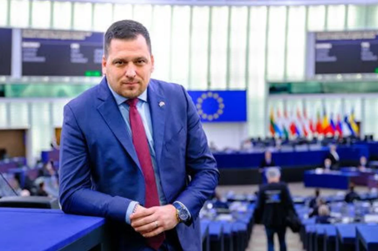 Eurodeputeti çek  Kemi qenë shumë neutralë ndaj Serbisë  por mjaft është mjaft