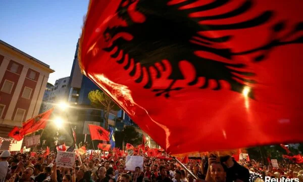 Nous ne passerons pas de la place” à la 49e journée de protestation devant le Premier ministre en Albanie