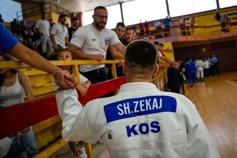 Shpati Zekaj mposht serbin, tani synon medaljen e bronztë në Sarajevë
