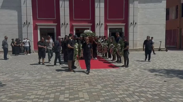 I jepet lamtumira gazetarit Enrik Mehmeti, në homazhe edhe Edi Rama