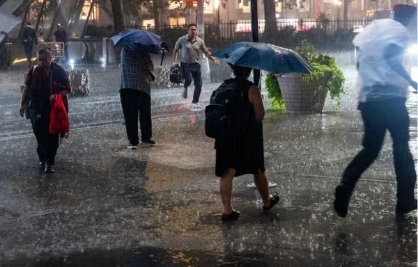 Përmbytje në New York, qindra tifozë rrezikojnë finale