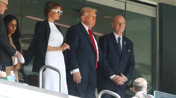 Melanie on the one hand, Infantino on the other. Trump follows the World Final from the V Tributa. IP