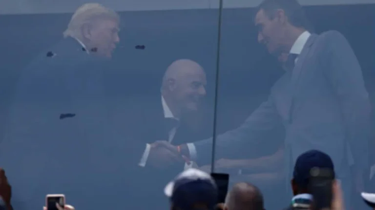Trump y Sánchez agitan las manos en Finales Mundiales, dejan las tensiones detrás