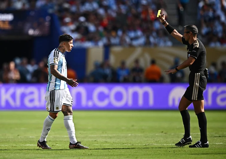 L'Argentine reste avec 10 joueurs sur la carte rouge Enzo Fernandez